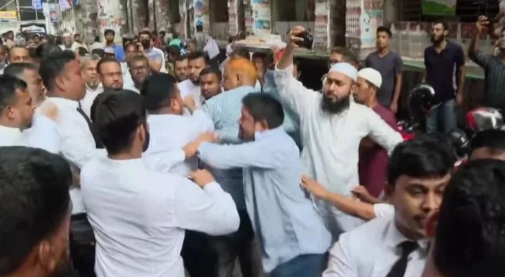 আদালত প্রাঙ্গণে জামায়াত ও বিএনপিপন্থি আইনজীবীদের হাতাহাতি